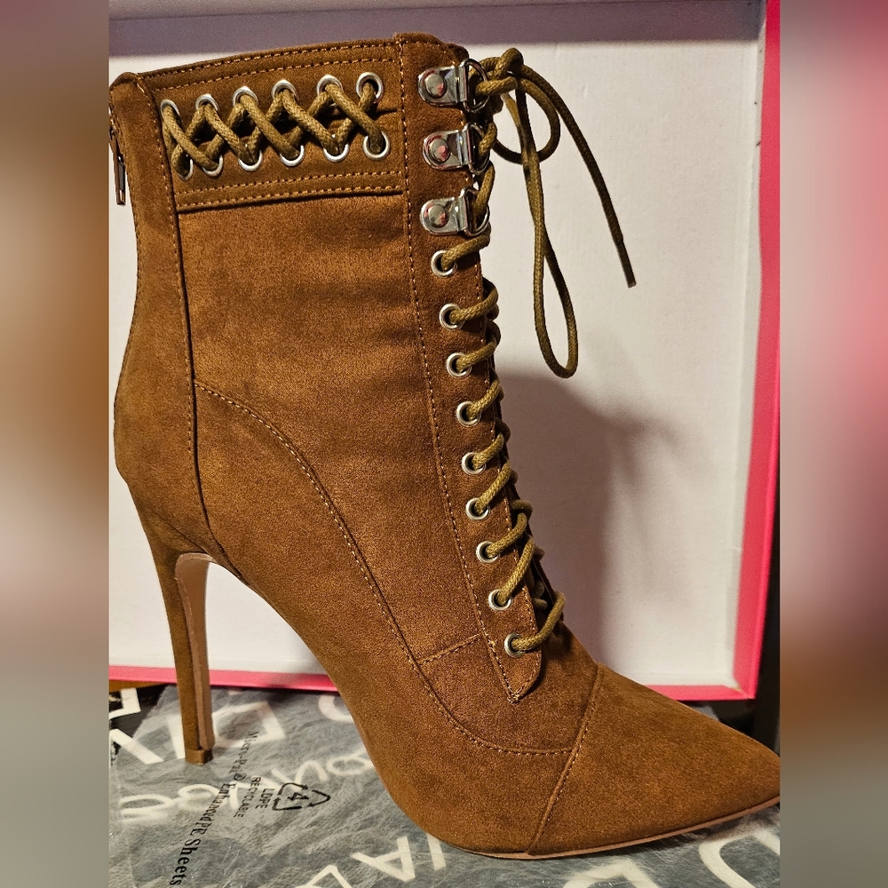 Botines nuevos de tacon alto sz 8.5 color cognac